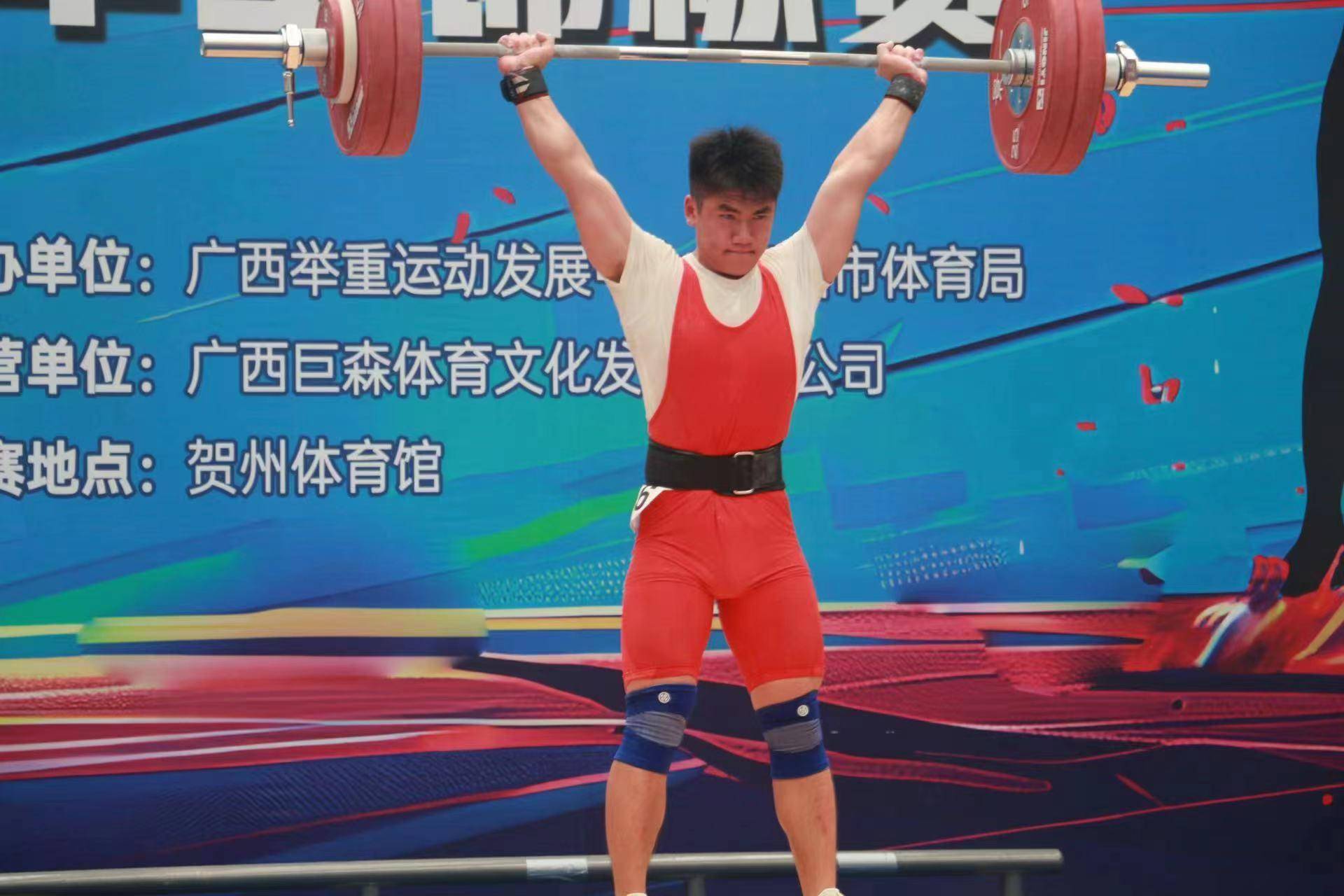 举重赛场底气十足，中国举重队锲而不舍