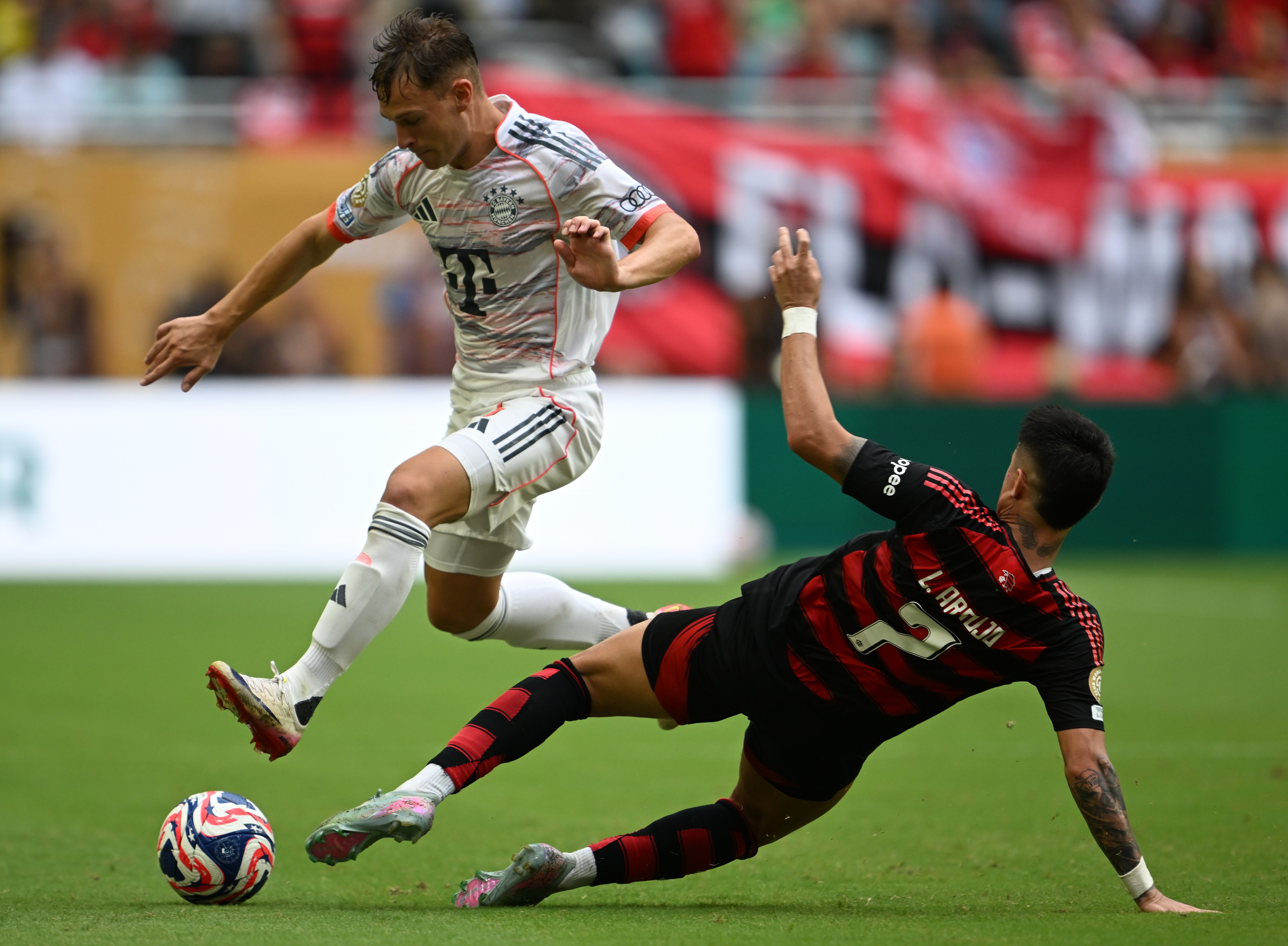 关于快讯：拜仁慕尼黑抵达美国备战世俱杯的信息