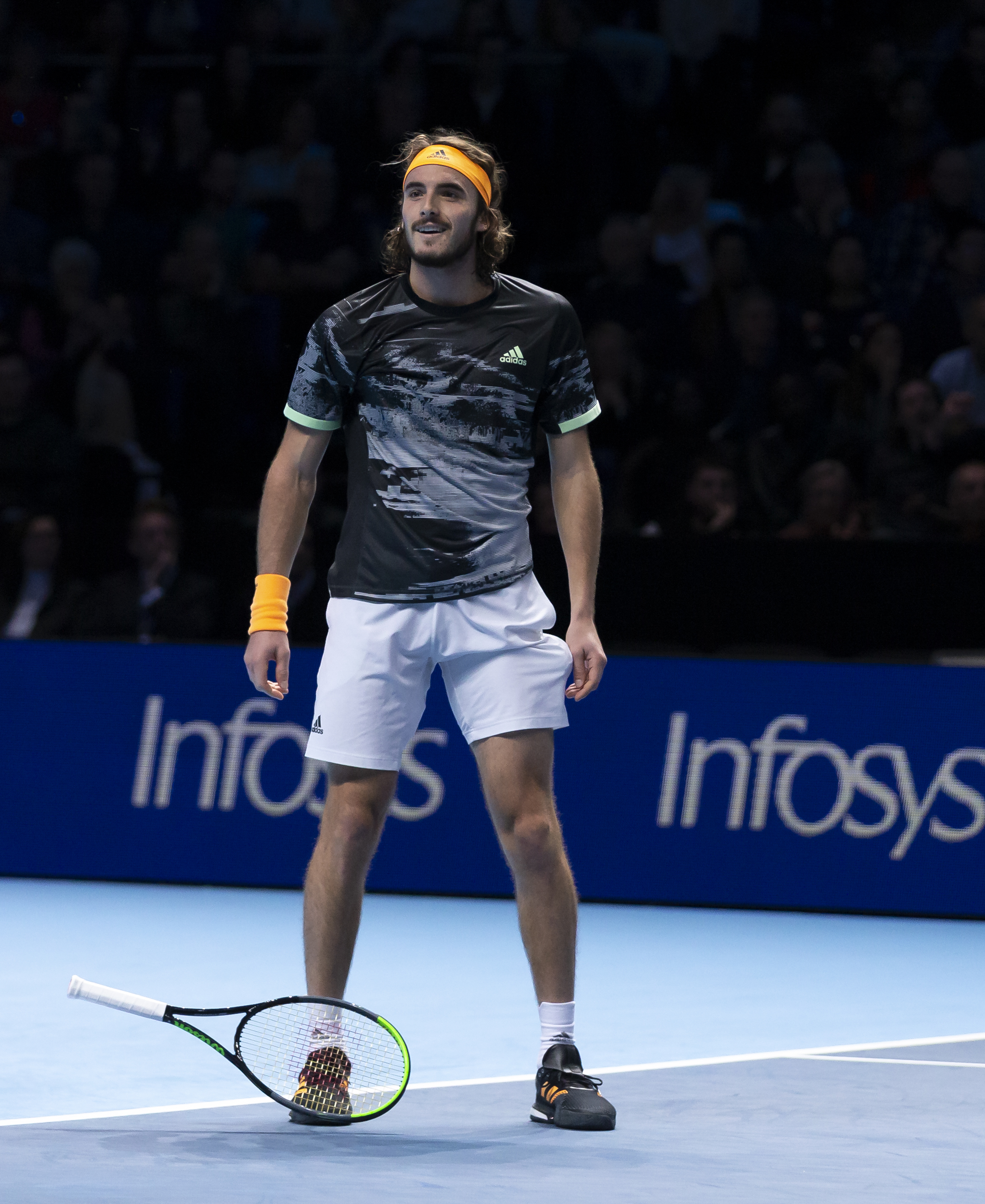 包含日本网球队险胜澳大利亚网球队，西西帕斯统治全场的词条