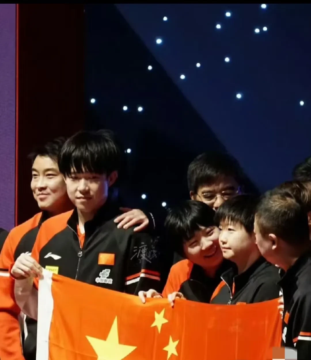 包含中国乒乓球队鏖战奥地利乒乓球队，波尔三分雨点燃全场的词条