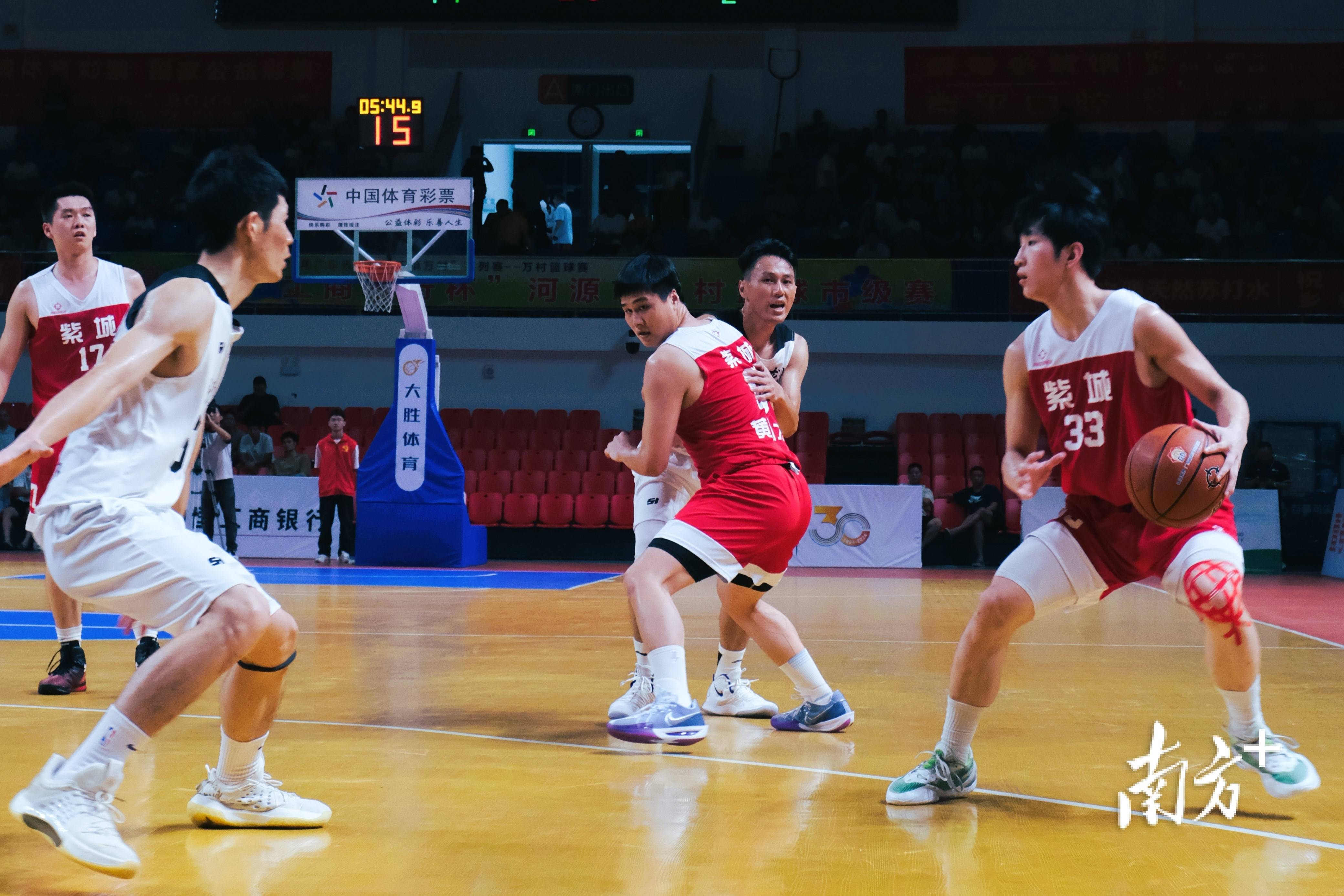 篮球赛场上的精彩表现令人惊叹和欣喜的简单介绍 篮球赛场上的精彩表现令人惊叹和欣喜的简单介绍