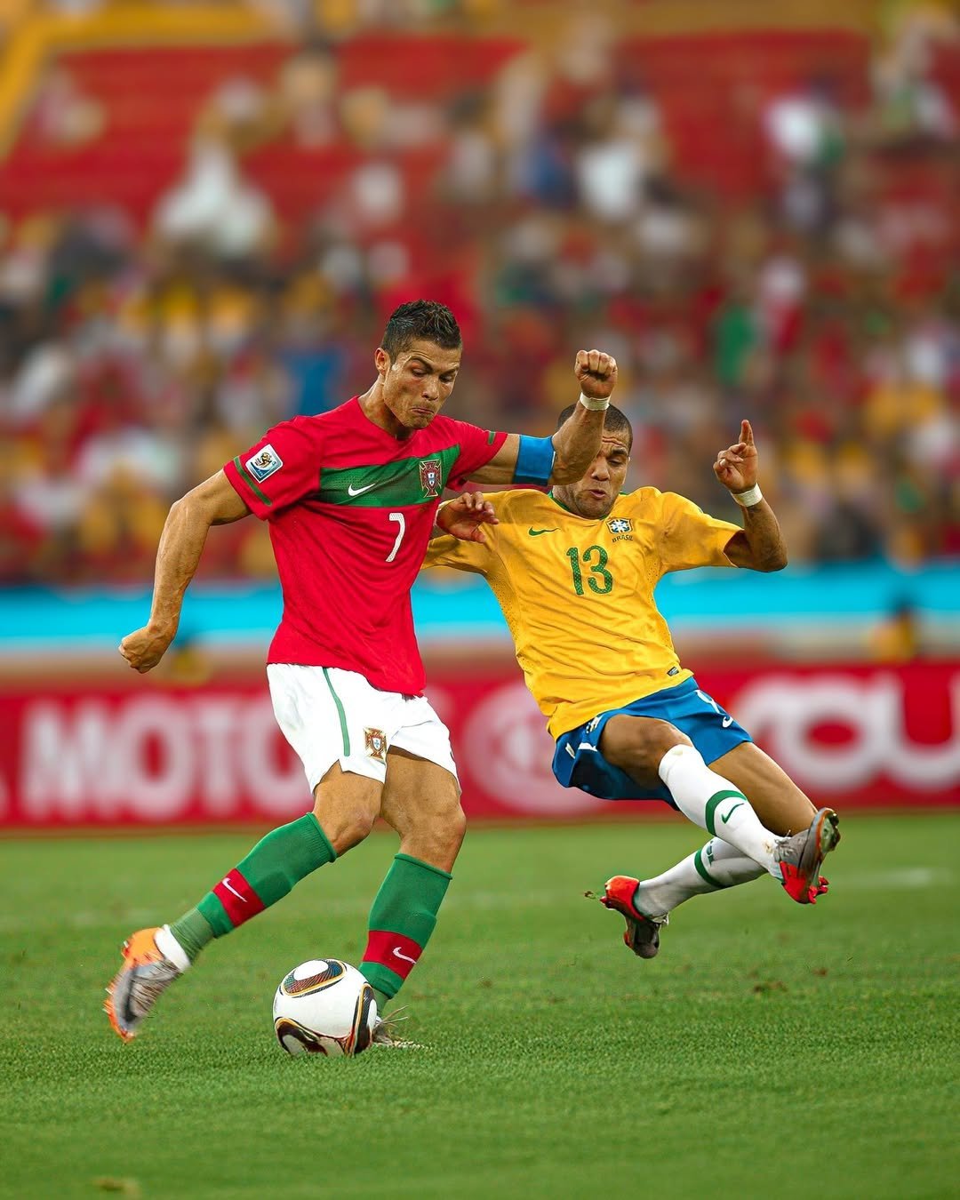 足球比赛现场：球员们展现出色表现获得胜利