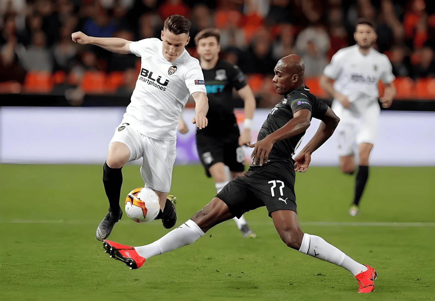 阿贾克斯队在欧冠比赛中展现出色表现