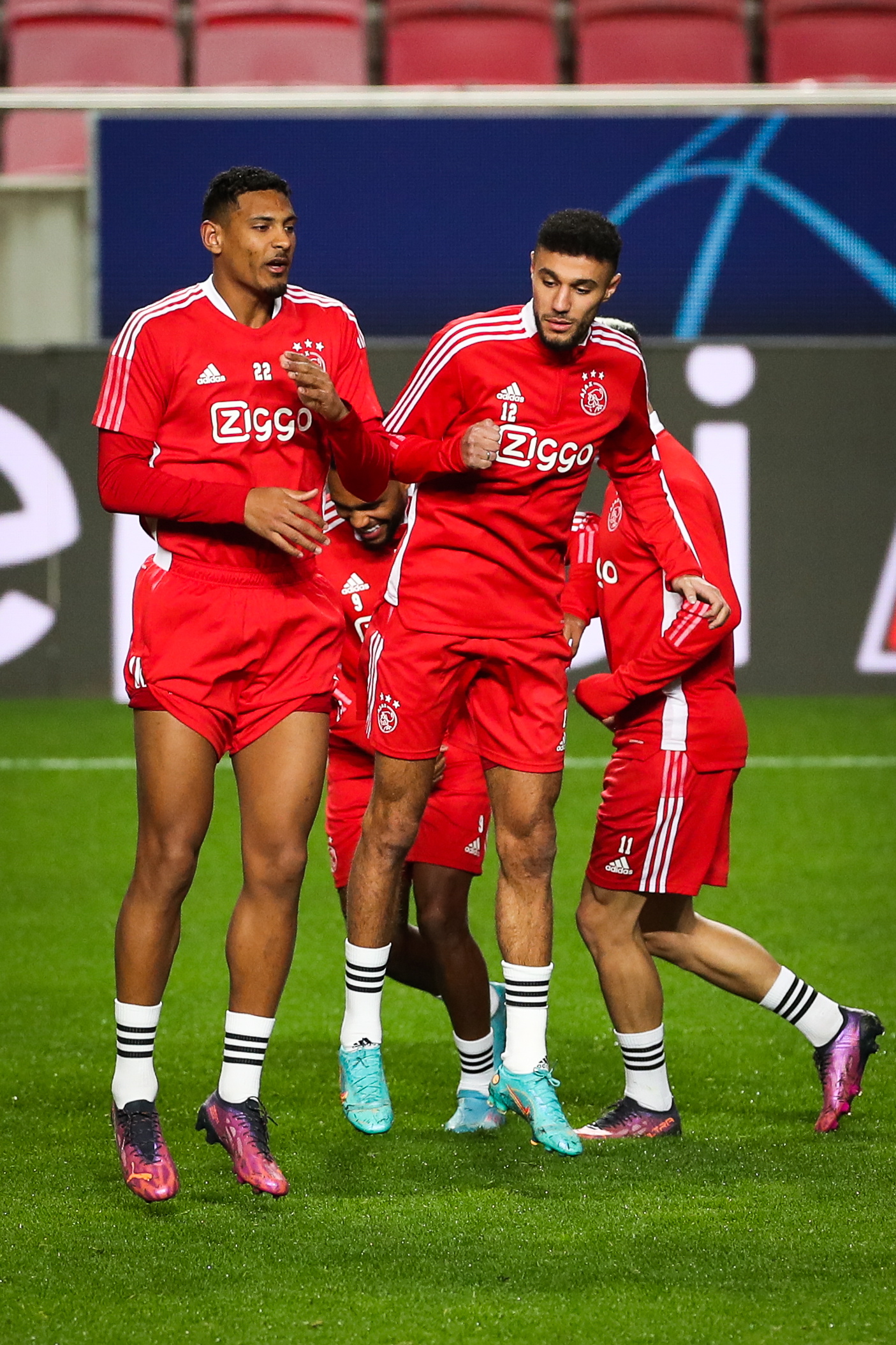 阿贾克斯队在欧冠比赛中展现出色表现