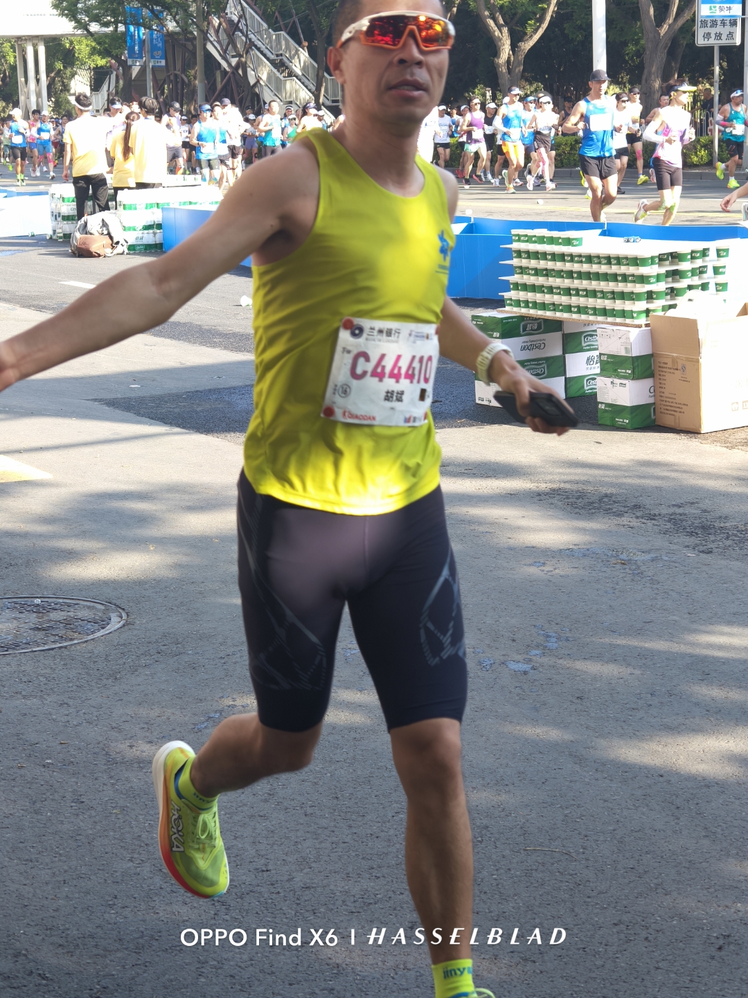 运动员们在赛场上挥洒汗水，勇往直前