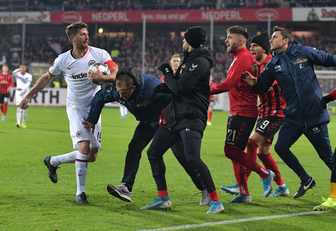 关于红牌飞出！裁判员的判罚引发现场观众的强烈不满的信息