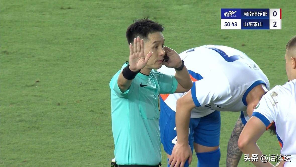 关于红牌飞出！裁判员的判罚引发现场观众的强烈不满的信息