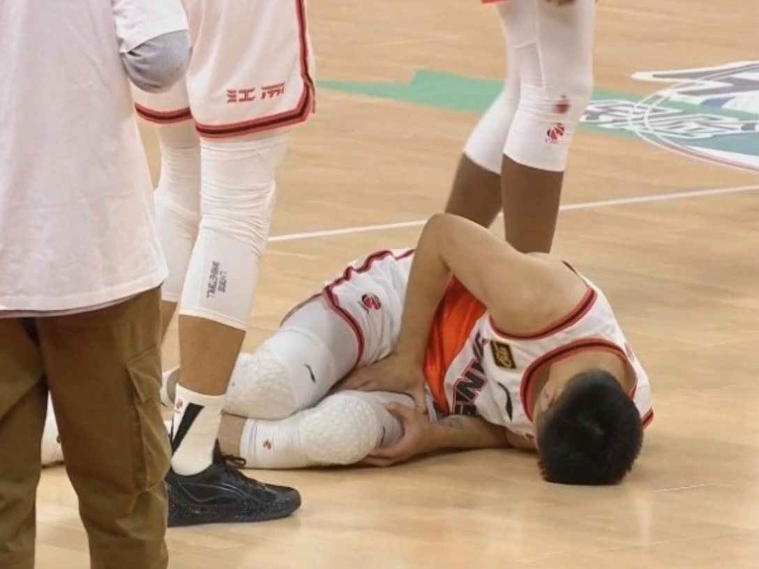 CBA球队外援意外受伤，备受关注
