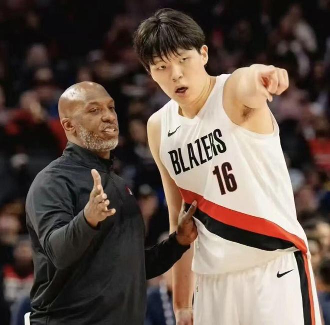 包含苏瓦尼主教练下课，球队管理层紧急决定的词条
