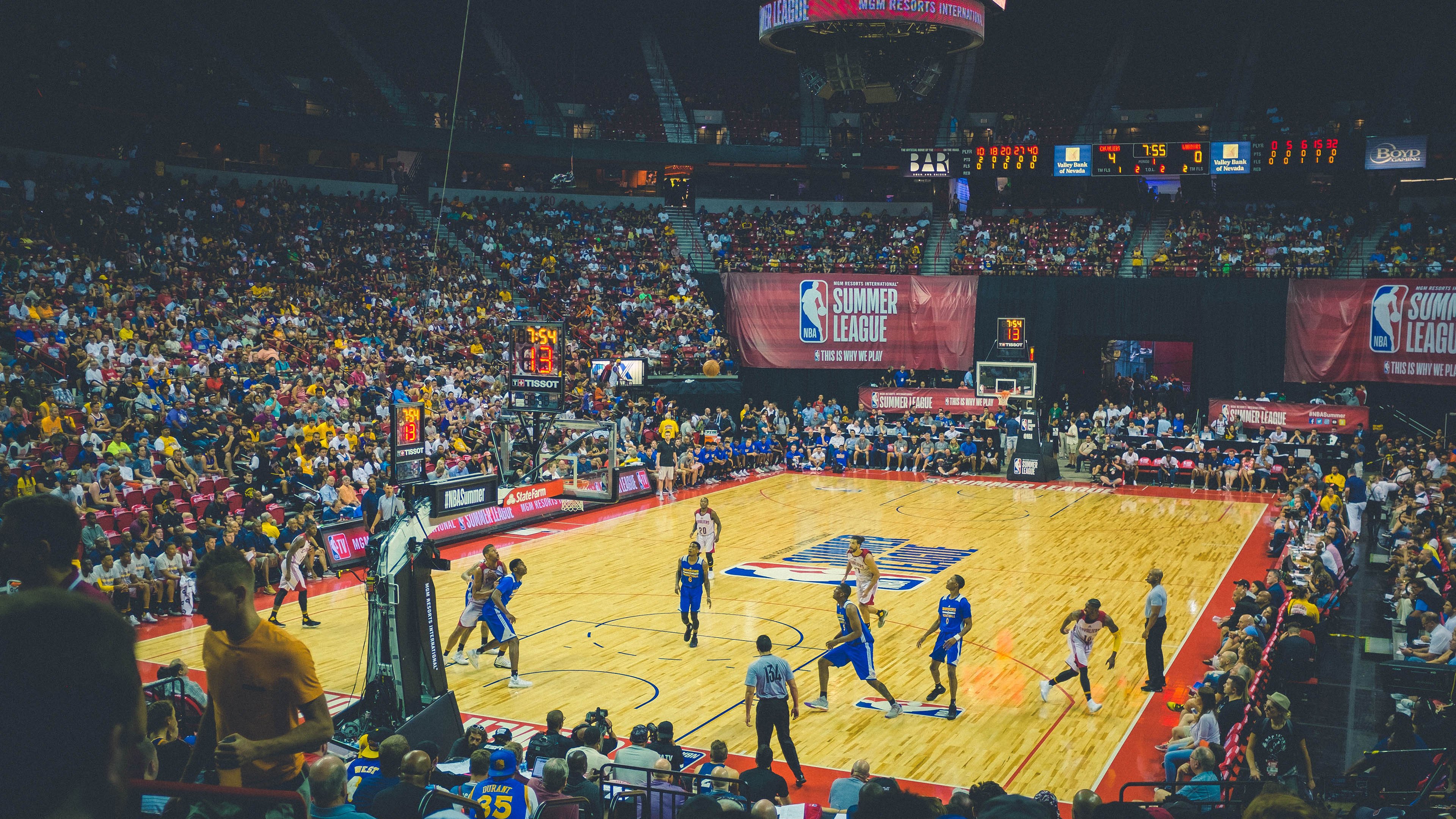 爱德华兹爆发撕裂防线,步行者式防守成北京队无解难题